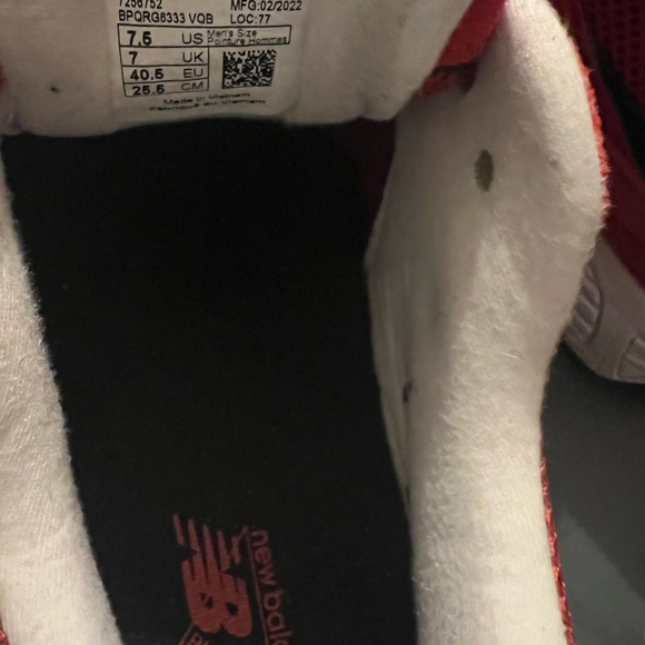 Men new balance 2002r size 7.5 red n black - Picture 5 of 6